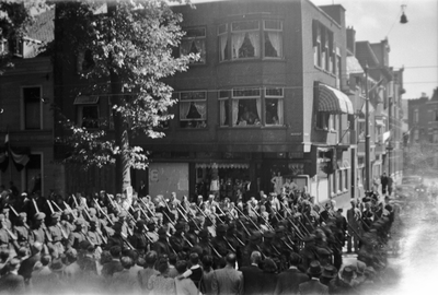 818821 Afbeelding van een groep infanteristen tijdens de Memorial D-Day Parade in de Biltstraat te Utrecht; op de ...